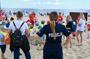 Policjanci spotkali się z mieszkańcami na plaży w Jelitkowie w Gdańsku.