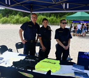 Policjanci spotkali się z mieszkańcami na plaży w Jelitkowie w Gdańsku.