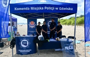 Policjanci spotkali się z mieszkańcami na plaży w Jelitkowie w Gdańsku.