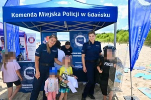 Policjanci spotkali się z mieszkańcami na plaży w Jelitkowie w Gdańsku.