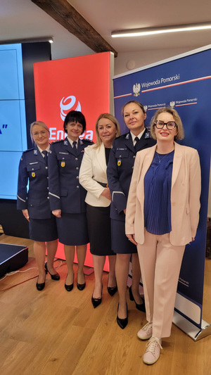 15 lipca w Centrum Hevelianum w Gdańsku odbyło się spotkanie zorganizowane przez Wojewodę Pomorską p. Beatę Rutkiewicz, przybliżające temat awansu zawodowego kobiet.   Uczestniczki z różnych branż pracowniczych miały możliwość wymienienia się doświadczeniem i dyskutowały o ścieżce zawodowej uwarunkowanej płcią porównując rynek pracy w latach ubiegłych i obecnie.
