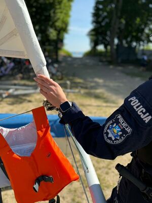 Sopoccy policjanci spełnili wakacyjne marzenie 10-latka i sfinansowali mu półkolonie żeglarskie.