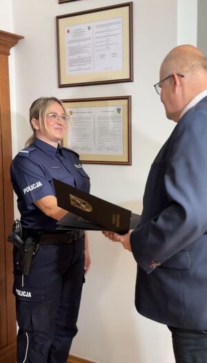 Podziękowania z rąk Starosty dla funkcjonariuszy Komendy Powiatowej Policji w Wejherowie.