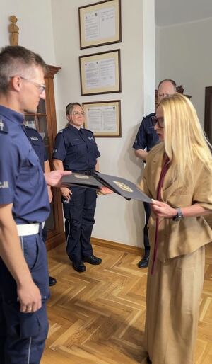 Podziękowania z rąk Starosty dla funkcjonariuszy Komendy Powiatowej Policji w Wejherowie.