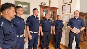 Podziękowania z rąk Starosty dla funkcjonariuszy Komendy Powiatowej Policji w Wejherowie.