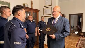 Podziękowania z rąk Starosty dla funkcjonariuszy Komendy Powiatowej Policji w Wejherowie.