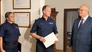 Podziękowania z rąk Starosty dla funkcjonariuszy Komendy Powiatowej Policji w Wejherowie.