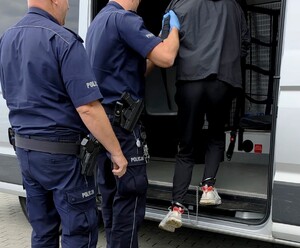 Błyskawiczna reakcja starogardzkich policjantów. Trzech napastników w rękach mundurowych.