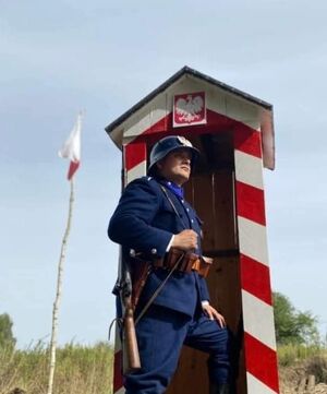 Policjant, rekonstruktor i pasjonat historii.
