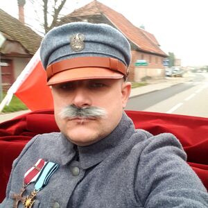 Policjant, rekonstruktor i pasjonat historii.