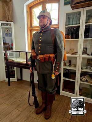 Policjant, rekonstruktor i pasjonat historii.