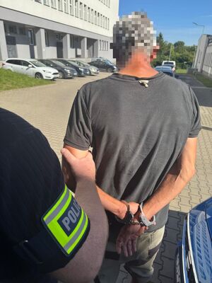40-latek i 53-letni obywatel Francji zatrzymani w związku z posiadaniem narkotyków.