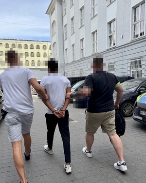 Obiecywał miłość, a później okradł ukochaną z biżuterii.