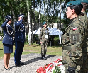 Policjanci oddali hołd ofiarom KL Stutthof.