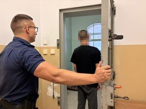 Ukradł alkohol, a uciekając zaatakował ochroniarza butelką.