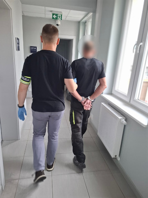 Ukradł plecak z pieniędzmi, dokumentami i elektroniką, a w miejscu zamieszkania miał narkotyki – został zatrzymany przez kryminalnych.