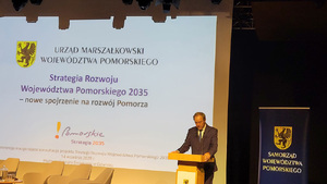 W Centrum Konferencyjnym Muzeum II Wojny Światowej w Gdańsku zainaugurowały dzisiaj konsultacje projektu „Strategia Rozwoju Województwa Pomorskiego 2035 – nowe spojrzenie na rozwój Pomorza”. Konferencję otworzył Marszałek Województwa Pomorskiego p. Mieczysław Struk a uczestnikiem obrad był m.in. Zastępca Komendanta Wojewódzkiego Policji w Gdańsku mł.insp. Tomasz Juński.