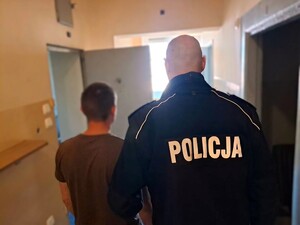 Agresywny 22-latek zaatakował opiekuna i ratowników. Trafił do więzienia.