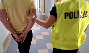 Zatrzymany 26-latek odpowie za zniszczenie mienia.
