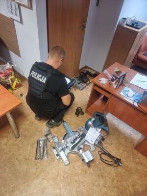 Beczka w oborniku, sprzęt w zbożu. Tak ukrywali skradziony łup.