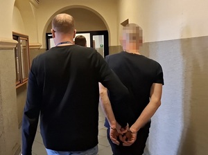 Kierowca Golfa uciekał przed policjantami. Nie miał uprawnień do prowadzenia pojazdów.