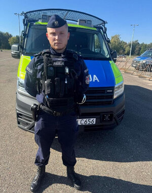 Nietrzeźwy kierujący bez uprawnień wjechał do rowu. Zareagował policjant po służbie.