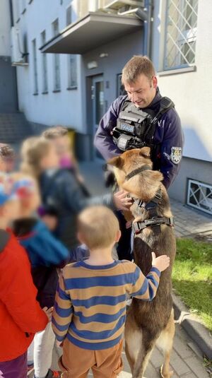 Niebawem pierwsza klasa -przedszkolaki z „zerówki” odwiedziły wejherowską komendę i uczyły się zasad bezpieczeństwa
