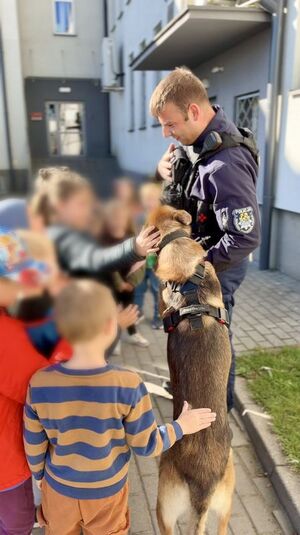 Niebawem pierwsza klasa -przedszkolaki z „zerówki” odwiedziły wejherowską komendę i uczyły się zasad bezpieczeństwa