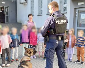 Niebawem pierwsza klasa -przedszkolaki z „zerówki” odwiedziły wejherowską komendę i uczyły się zasad bezpieczeństwa