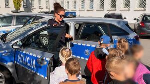 Niebawem pierwsza klasa -przedszkolaki z „zerówki” odwiedziły wejherowską komendę i uczyły się zasad bezpieczeństwa