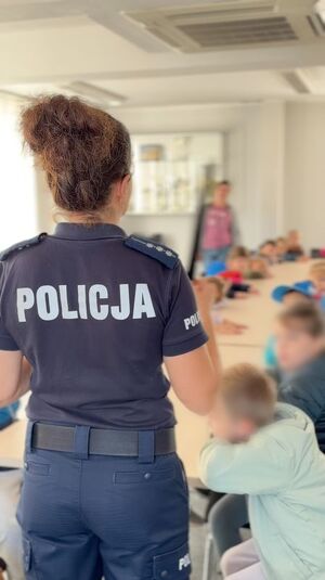 Niebawem pierwsza klasa -przedszkolaki z „zerówki” odwiedziły wejherowską komendę i uczyły się zasad bezpieczeństwa