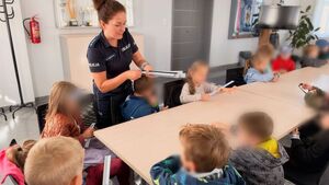 Niebawem pierwsza klasa -przedszkolaki z „zerówki” odwiedziły wejherowską komendę i uczyły się zasad bezpieczeństwa