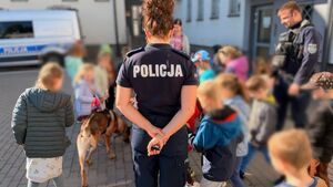 Niebawem pierwsza klasa -przedszkolaki z „zerówki” odwiedziły wejherowską komendę i uczyły się zasad bezpieczeństwa