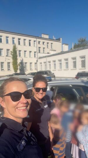 Niebawem pierwsza klasa -przedszkolaki z „zerówki” odwiedziły wejherowską komendę i uczyły się zasad bezpieczeństwa