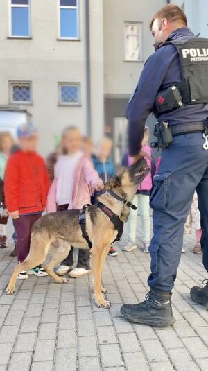 Niebawem pierwsza klasa -przedszkolaki z „zerówki” odwiedziły wejherowską komendę i uczyły się zasad bezpieczeństwa