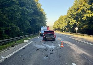 Zderzenie dwóch samochodów na górce Luzińskiej. Policjanci przypominają o zachowaniu bezpiecznej odległości