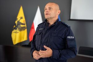 Za uczestnikami intensywne szkolenie, podczas którego duży nacisk położono na praktykę. Funkcjonariusze ćwiczyli między innymi udzielanie pomocy w symulowanych sytuacjach zagrożenia życia, resuscytację, udrażnianie dróg oddechowych, opatrywanie urazów, właściwe zabezpieczenie osoby poszkodowanej oraz współpracę w zespole pod presją czasu.

Takie przygotowanie ma szczególne znaczenie w codziennej służbie. Policjanci często jako jedni z pierwszych pojawiają się na miejscu zdarzenia, dlatego umiejętność szybkiego i prawidłowego działania może mieć realny wpływ na zdrowie, a nawet życie drugiego człowieka.

Kurs został zorganizowany przez Wydział Doboru i Szkolenia Komendy Wojewódzkiej Policji w Gdańsku, przy wsparciu funkcjonariuszy Oddziału Prewencji Policji, Laboratorium Kryminalistycznego KWP w Gdańsku oraz Stacji Pogotowia Ratunkowego w Gdyni.

Dzisiejszy egzamin był podsumowaniem zdobytej wiedzy i wielu godzin praktycznych ćwiczeń. Kurs się kończy, ale zdobyte umiejętności mogą być potrzebne już podczas kolejnej służby.