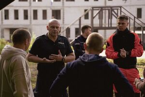 Za uczestnikami intensywne szkolenie, podczas którego duży nacisk położono na praktykę. Funkcjonariusze ćwiczyli między innymi udzielanie pomocy w symulowanych sytuacjach zagrożenia życia, resuscytację, udrażnianie dróg oddechowych, opatrywanie urazów, właściwe zabezpieczenie osoby poszkodowanej oraz współpracę w zespole pod presją czasu.

Takie przygotowanie ma szczególne znaczenie w codziennej służbie. Policjanci często jako jedni z pierwszych pojawiają się na miejscu zdarzenia, dlatego umiejętność szybkiego i prawidłowego działania może mieć realny wpływ na zdrowie, a nawet życie drugiego człowieka.

Kurs został zorganizowany przez Wydział Doboru i Szkolenia Komendy Wojewódzkiej Policji w Gdańsku, przy wsparciu funkcjonariuszy Oddziału Prewencji Policji, Laboratorium Kryminalistycznego KWP w Gdańsku oraz Stacji Pogotowia Ratunkowego w Gdyni.

Dzisiejszy egzamin był podsumowaniem zdobytej wiedzy i wielu godzin praktycznych ćwiczeń. Kurs się kończy, ale zdobyte umiejętności mogą być potrzebne już podczas kolejnej służby.