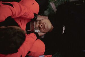 Za uczestnikami intensywne szkolenie, podczas którego duży nacisk położono na praktykę. Funkcjonariusze ćwiczyli między innymi udzielanie pomocy w symulowanych sytuacjach zagrożenia życia, resuscytację, udrażnianie dróg oddechowych, opatrywanie urazów, właściwe zabezpieczenie osoby poszkodowanej oraz współpracę w zespole pod presją czasu.

Takie przygotowanie ma szczególne znaczenie w codziennej służbie. Policjanci często jako jedni z pierwszych pojawiają się na miejscu zdarzenia, dlatego umiejętność szybkiego i prawidłowego działania może mieć realny wpływ na zdrowie, a nawet życie drugiego człowieka.

Kurs został zorganizowany przez Wydział Doboru i Szkolenia Komendy Wojewódzkiej Policji w Gdańsku, przy wsparciu funkcjonariuszy Oddziału Prewencji Policji, Laboratorium Kryminalistycznego KWP w Gdańsku oraz Stacji Pogotowia Ratunkowego w Gdyni.

Dzisiejszy egzamin był podsumowaniem zdobytej wiedzy i wielu godzin praktycznych ćwiczeń. Kurs się kończy, ale zdobyte umiejętności mogą być potrzebne już podczas kolejnej służby.