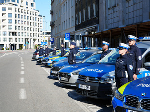 Dziś o godzinie 12.00 policjanci garnizonu pomorskiego oddali hołd śp. sierż. Natanowi Sieroniowi, 29-letniemu funkcjonariuszowi Komendy Powiatowej Policji w Bolesławcu, który został śmiertelnie postrzelony podczas wykonywania obowiązków służbowych. W ten sposób pomorscy funkcjonariusze połączyli się w bólu z Jego Rodziną, Bliskimi oraz całą policyjną społecznością.