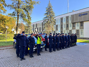 Dziś o godzinie 12.00 policjanci garnizonu pomorskiego oddali hołd śp. sierż. Natanowi Sieroniowi, 29-letniemu funkcjonariuszowi Komendy Powiatowej Policji w Bolesławcu, który został śmiertelnie postrzelony podczas wykonywania obowiązków służbowych. W ten sposób pomorscy funkcjonariusze połączyli się w bólu z Jego Rodziną, Bliskimi oraz całą policyjną społecznością.