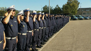 Dziś o godzinie 12.00 policjanci garnizonu pomorskiego oddali hołd śp. sierż. Natanowi Sieroniowi, 29-letniemu funkcjonariuszowi Komendy Powiatowej Policji w Bolesławcu, który został śmiertelnie postrzelony podczas wykonywania obowiązków służbowych. W ten sposób pomorscy funkcjonariusze połączyli się w bólu z Jego Rodziną, Bliskimi oraz całą policyjną społecznością.