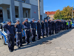 Dziś o godzinie 12.00 policjanci garnizonu pomorskiego oddali hołd śp. sierż. Natanowi Sieroniowi, 29-letniemu funkcjonariuszowi Komendy Powiatowej Policji w Bolesławcu, który został śmiertelnie postrzelony podczas wykonywania obowiązków służbowych. W ten sposób pomorscy funkcjonariusze połączyli się w bólu z Jego Rodziną, Bliskimi oraz całą policyjną społecznością.