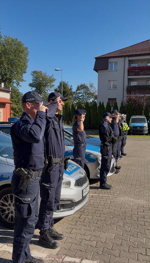 Dziś o godzinie 12.00 policjanci garnizonu pomorskiego oddali hołd śp. sierż. Natanowi Sieroniowi, 29-letniemu funkcjonariuszowi Komendy Powiatowej Policji w Bolesławcu, który został śmiertelnie postrzelony podczas wykonywania obowiązków służbowych. W ten sposób pomorscy funkcjonariusze połączyli się w bólu z Jego Rodziną, Bliskimi oraz całą policyjną społecznością.