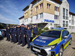 Dziś o godzinie 12.00 policjanci garnizonu pomorskiego oddali hołd śp. sierż. Natanowi Sieroniowi, 29-letniemu funkcjonariuszowi Komendy Powiatowej Policji w Bolesławcu, który został śmiertelnie postrzelony podczas wykonywania obowiązków służbowych. W ten sposób pomorscy funkcjonariusze połączyli się w bólu z Jego Rodziną, Bliskimi oraz całą policyjną społecznością.