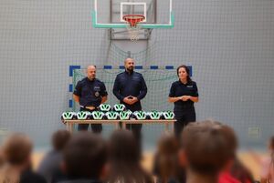 Policjanci z wręczyli kaski rowerowe w Redzie.