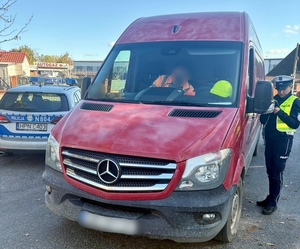 Policjanci podsumowują działania „BUS”.