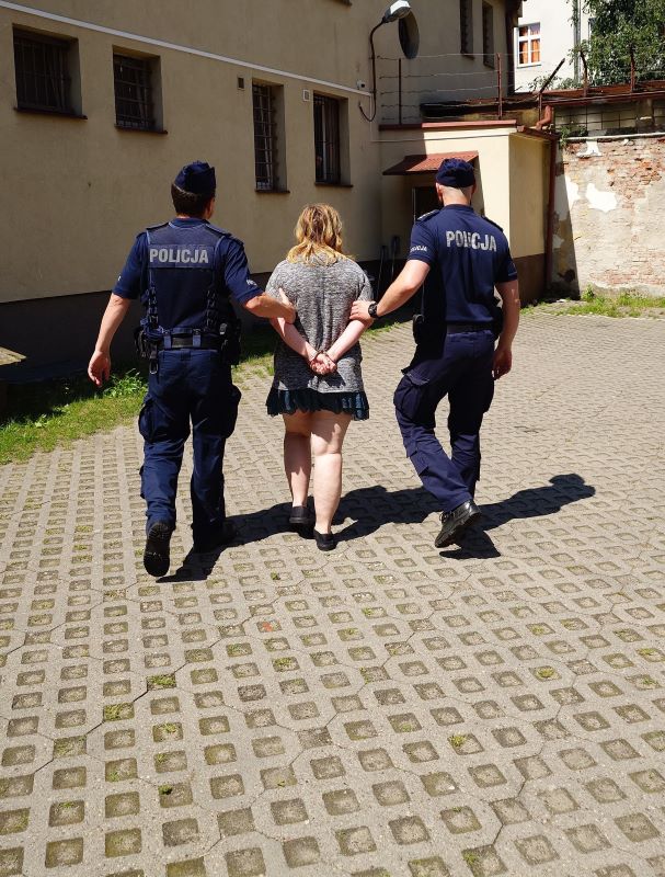 Błyskawiczna reakcja policjantów – matka i jej partner zatrzymani za znęcanie się nad 5-letnim chłopcem