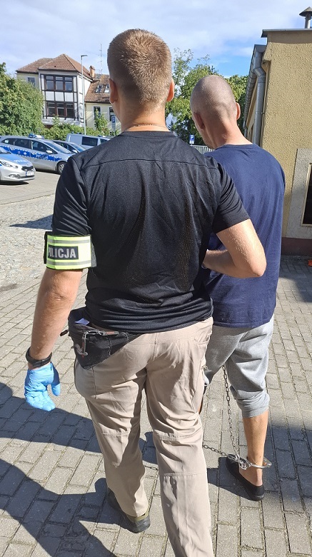 Policjanci zatrzymali włamywacza na gorącym uczynku