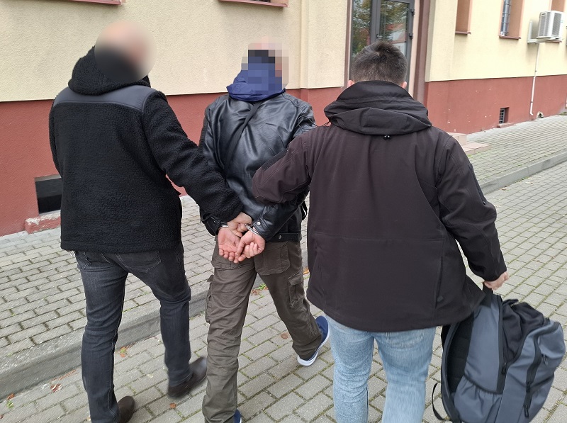 Ukradł odzież i groził sprzedawcy atrapą broni palnej. Został tymczasowo aresztowany